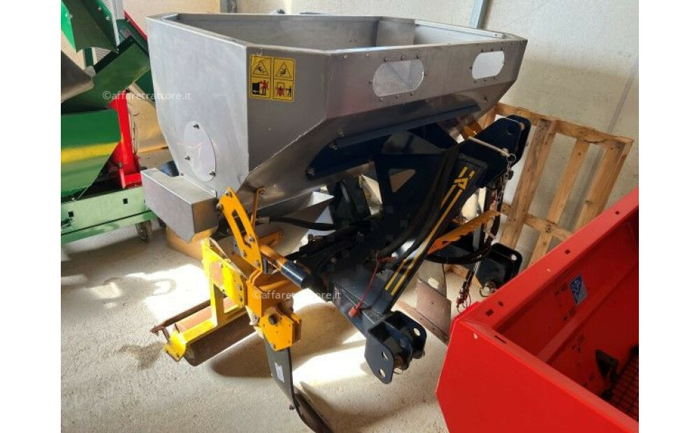 Concimatore per vigneto AGRIMIX modello KW 180 A Usato - 2