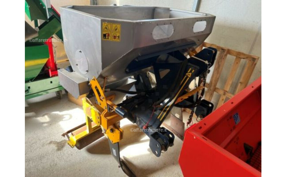 Concimatore per vigneto AGRIMIX modello KW 180 A Usato - 1