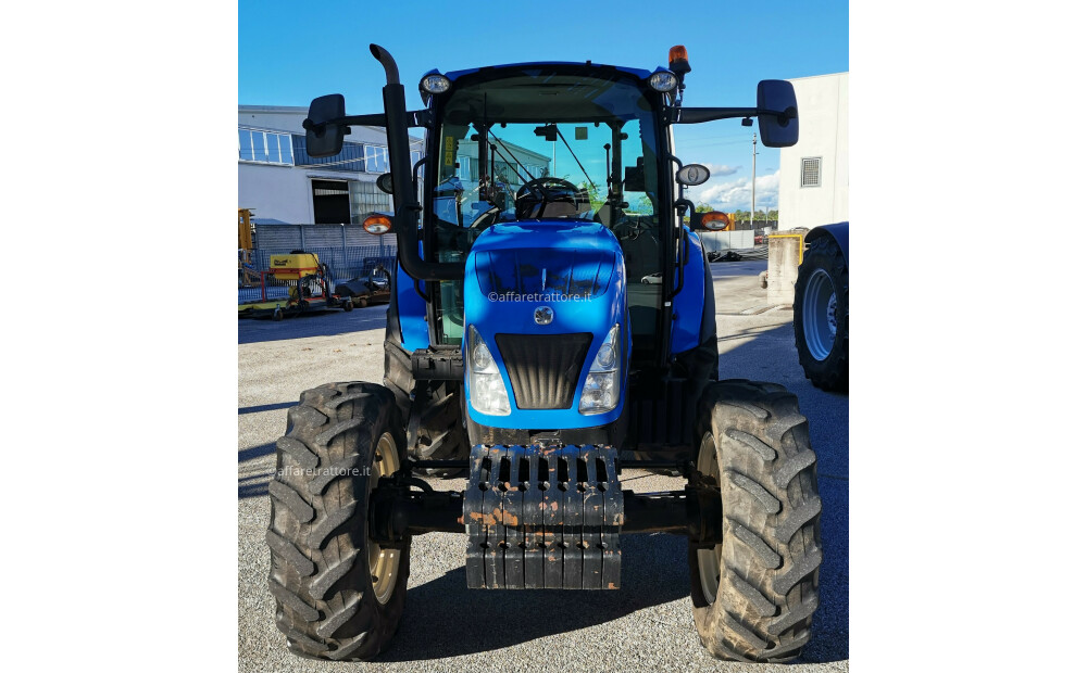 New Holland T4.105 Dual Command ze zsynchronizowanym WOM i osią przednią SuperSteer. - 2